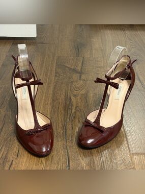 Uterque patent leather Women's Burgundy T-Strap Patent Pumps with Bow size 8